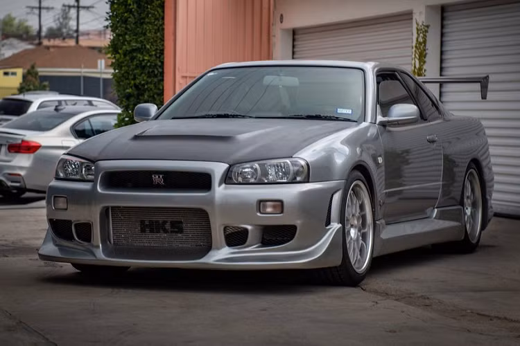 Vào thời đó, chỉ có một vài chiếc Nissan Skyline R34 được nhập khẩu hợp pháp vào nước Mỹ thông qua công ty có tên MotoRex. Công ty này thậm chí còn cho Paul Walker mượn một chiếc Nissan Skyline R34 để dùng thử. Chẳng bao lâu sau đó, nam tài tử này đã mê đắm dòng xe này và quyết định mua cho mình một chiếc Nissan Skyline R34.