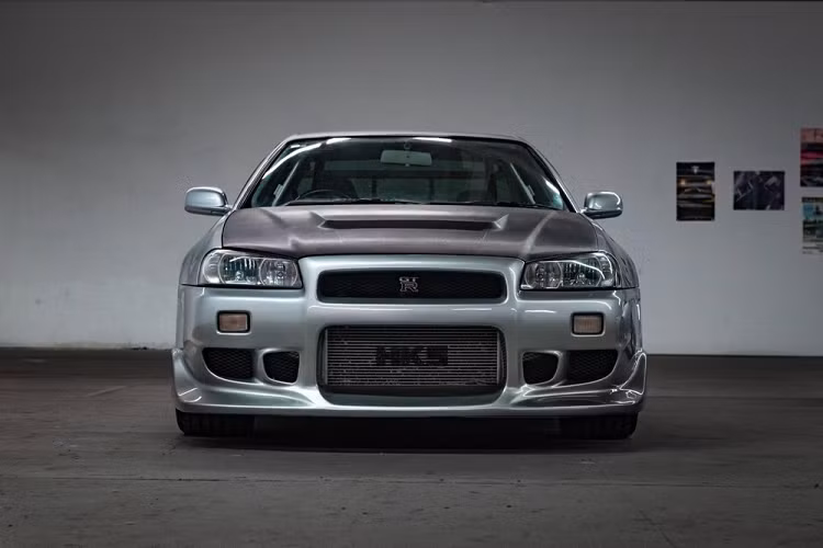 Người đàn ông này dự định biến chiếc xe thành bản sao của chiếc Nissan Skyline R34 có tên thân mật là "Blackbird" mà MotoRex từng cho Paul Walker mượn. Do đó, chiếc Nissan Skyline R34 được bổ sung bộ body kit C-West và những phụ kiện độ khác.