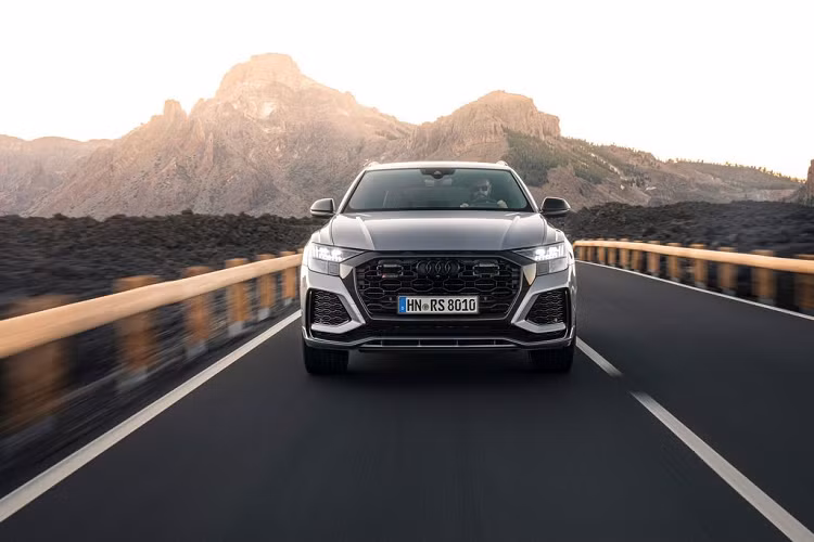 Chưa hết, chiếc crossover “bảnh bao” nhà Audi còn được trang bị hệ thống đánh lái cả 4 bánh, hệ thống ổn định thân xe chủ động và một bộ vi sai phía sau thể thao đến từ Quattro. Model này cũng xuất hiện với hệ thống treo khí nén thích ứng và bộ phanh gốm carbon tiêu chuẩn.