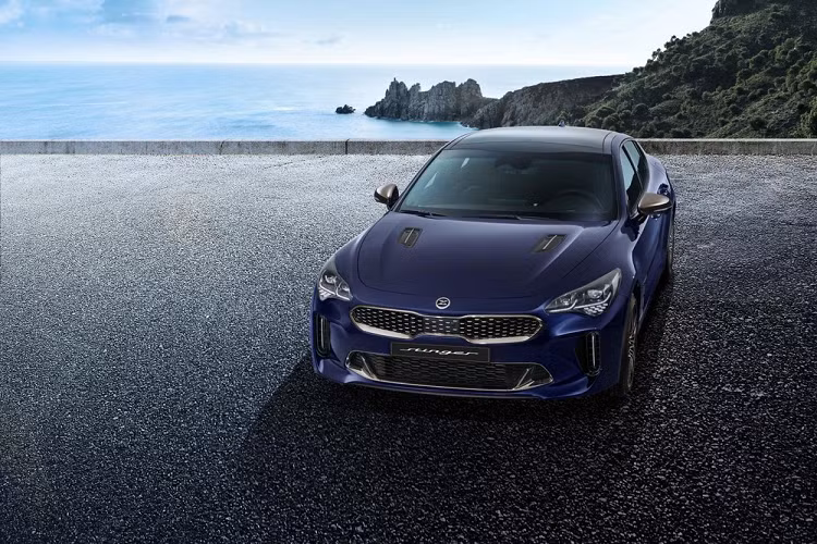 Nhìn kỹ ở phần đầu xe, Kia Stinger 2021 mới được trang bị hệ thống đèn pha LED đa thành phần được cải tiến cùng hệ thống đèn LED chiếu sáng ban ngày. Khác với phiên bản cũ, hệ thống đèn mới trên Kia Stinger 2021 có mặt đèn tối hơn một chút so với phiên bản cũ, mang đến cho xe vẻ ngoài đặc biệt hiện đại.