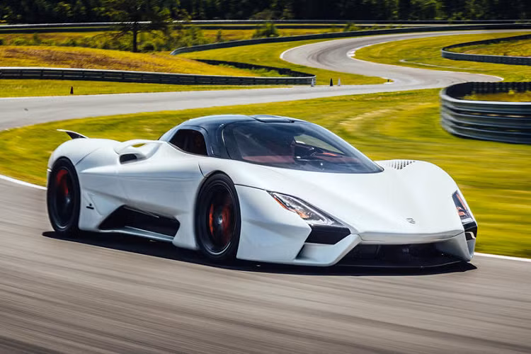 Không lâu sau, mẫu Hypercar mới đến từ SSC được giới thiệu lần đầu vào năm 2011 dưới tên gọi Tuatara. Trải qua nhiều năm, có lẽ tưởng chừng như mẫu xe này đã “rơi vào quên lãng” nhưng ở thời gian gần đây, chiếc siêu xe SSC Tuatara đã dần được xuất hiện lại trong một số sự kiện xe hơi như Pebble Beach Concours d’Elegance.