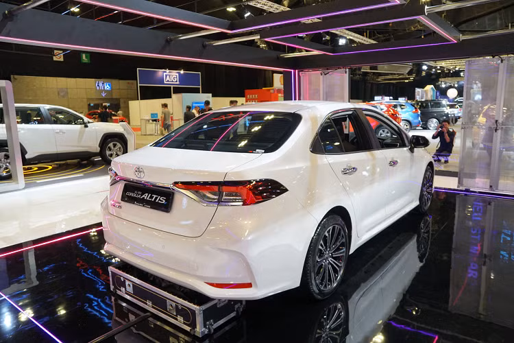 Toyota Corolla Altis từng là mẫu xe không có đối thủ trong phân khúc sedan hạng C tại thị trường Việt, tuy nhiên những năm gần đây doanh số của Corolla Altis ngày một sụt giảm và “đuối sức” trước các đối thủ như: Mazda3, Kia Cerato hay Hyundai Elantra. Có thể nói, Corolla Altis hiện tại đã đánh mất vị thế độc tôn tại Việt Nam.