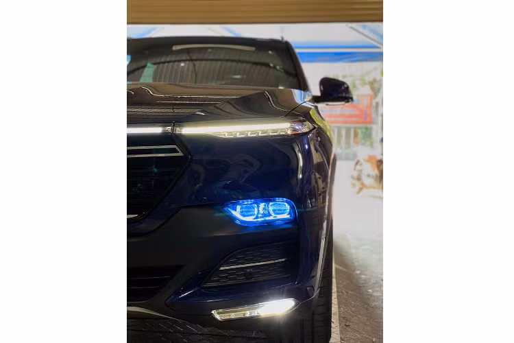 Hồi cuối năm ngoái, chiếc VinFast LuxSA 2.0 này cũng được chủ nhân trang trí bằng cách sơn hai tông màu ngoại thất, một nửa ngoại thất xe được khoác lên lớp sơn lột cao cấp có tên ‘’DipYourCar’’ được thi công tại garage Việt Mỹ. Trong khi nửa phần trên giữ lại màu Đỏ “zin” nguyên bản của xe. Lớp sơn được phun lên thân xe màu đên mờ có tên gọi là “Satin Black”.
