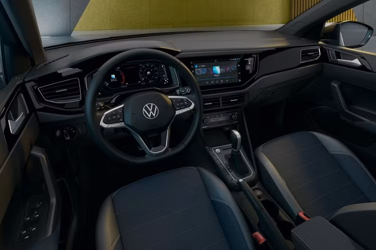 Theo hãng Volkswagen, Nivus là một trong những mẫu crossover rộng rãi nhất phân khúc dù sở hữu nóc dốc về phía sau như coupe. Bên trong xe xuất hiện mặt táp-lô giống của Volkswagen Polo với màn hình cảm ứng 10 inch nằm độc lập và bảng đồng hồ kỹ thuật số đi Active Info Display đi kèm màn hình 10,25 inch. Những trang bị này mang đến không gian nội thất công nghệ cao cho mẫu crossover cỡ B mới của thương hiệu Volkswagen.