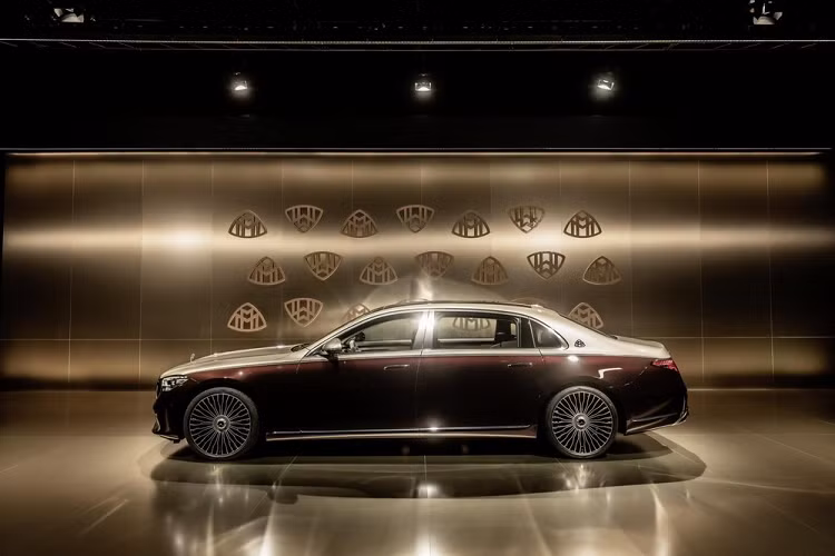Thêm vào đó là sơn ngoại thất phối 2 màu tương phản theo phong cách của những chiếc xe siêu sang Rolls-Royce hay Maybach đời cũ. Đây là màu sơn tùy chọn, đi kèm đường phân chia được kẻ thủ công. Toàn bộ công đoạn sơn 2 màu cho xe kéo dài trong khoảng 1 tuần. Đó là chưa kể đến cửa sau có thể đóng/mở chỉnh điện lần đầu tiên có trên Mercedes-Maybach S-Class. Người dùng chỉ cần bấm nút, việc đóng/mở cửa sau cứ để cho xe lo. Bên cạnh đó, người lái cũng có thể ngồi sau vô lăng và đóng/mở cửa sau.