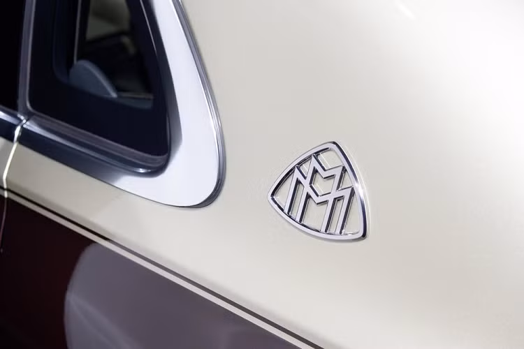 Mọi chiếc Mercedes-Maybach S-Class 2021 đều sẽ được trang bị 2 ghế thương gia phía sau với tính năng mát-xa bắp chân mới. Chưa hết, người dùng có thể điều chỉnh bề mặt ghế, tựa lưng và bệ đỡ bắp chân của ghế sau để tìm cho mình tư thế thoải mái nhất.