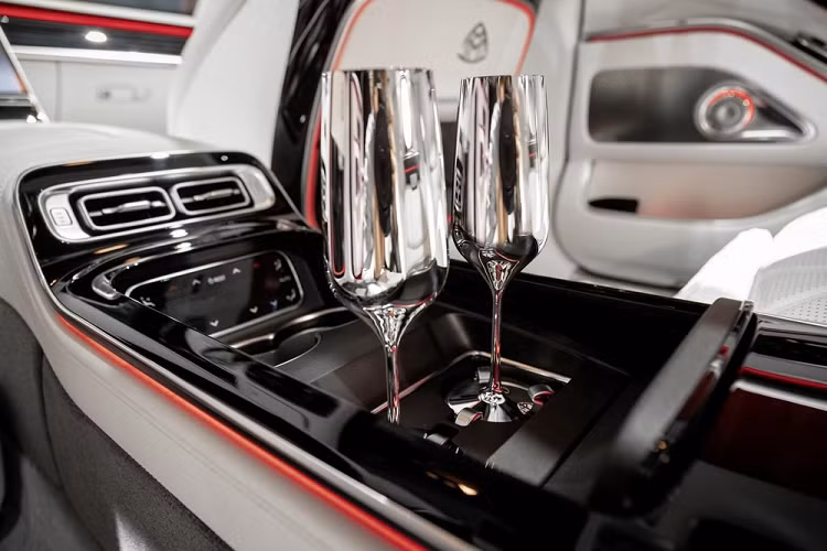 Ở phiên bản S650, Mercedes-Maybach S-Class 2021 tiếp tục được trang bị động cơ xăng V12, tăng áp kép, dung tích 6.0 lít với công suất tối đa 621 mã lực. Động cơ này có thể sẽ đồng hành cùng cả hệ dẫn động 4 bánh toàn thời gian. Tại một vài thị trường, Mercedes-Maybach S-Class 2021 sẽ có thêm phiên bản plug-in hybrid trong tương lai. Phiên bản này dùng động cơ xăng 6 xi-lanh thẳng hàng, dung tích 3.0 lít và mô-tơ điện, cho công suất tổng cộng 503 mã lực.