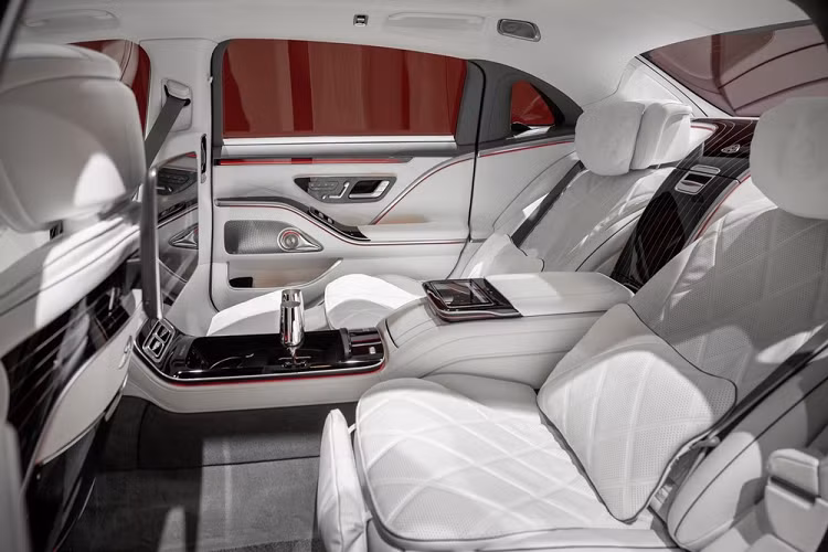 Thêm vào đó là tính năng MBUX Interior Assist, cho phép hành khách ngồi trên ghế sau đóng/mở rèm che nắng và bật/tắt đèn đọc sách bằng cử chỉ. Thậm chí, tính năng này còn có thể phát hiện việc hành khách ngồi trên ghế sau với tay vào một khu vực tối trong nội thất và tự động bật đèn lên để giúp họ nhìn rõ hơn.
