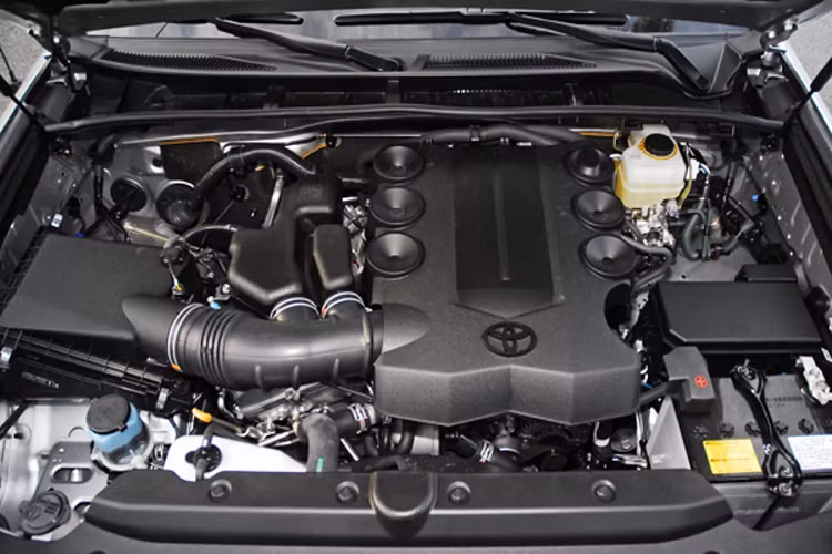 Tuy nhiên, nếu điều kiện kinh tế không cho phép “đập hộp” xe mới, thì người mua có thể chọn xe đã qua sử dụng với số tiền bỏ ra chưa tới 1,5 tỷ đồng. Đơn cử, giá xe Toyota 4Runner đời cũ phiên bản SR5 đang được chủ xe chào bán với giá 1,4 tỷ đồng hoặc khoảng 1,5 tỷ đồng nếu đi kèm nhiều “đồ chơi” phụ kiện off road gắn thêm.