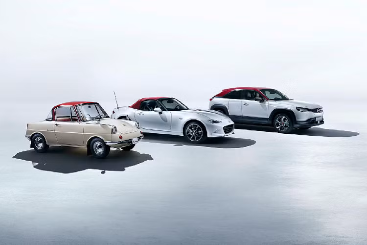 Các xe Mazda kỷ niệm 100 năm này sẽ được sản xuất từ nay đến tận cuối tháng 3/2021, với các đơn đặt hàng trước bắt đầu từ ngày hôm nay, áp dụng trên phạm vi toàn cầu.