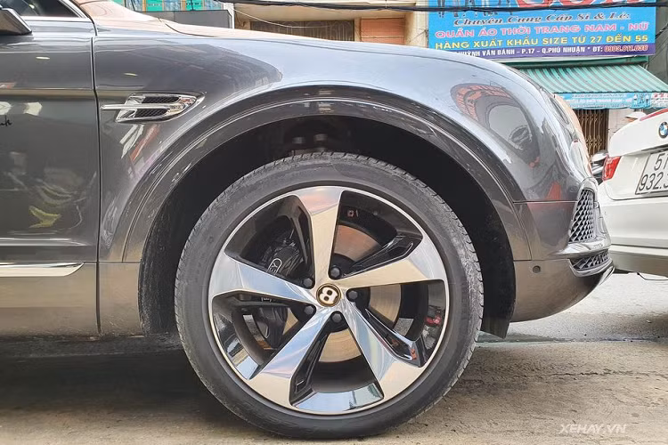Thông qua những hình ảnh được chủ nhân đăng tải có thể nhận thấy, khoang nội thất của siêu SUV Bentayga V8 đầu tiên tại Việt Nam cũng mang 2 tông màu như ngoại thất. Ngoài ra, các option tiện nghi, xa xỉ nhất của Bentley đều hiện diện trên mẫu xe này. 
