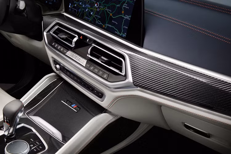 Ngoài ghế ngồi thể thao, BMW còn trang bị tiêu chuẩn cho các model X5 M Competition First Edition và X6 M Competition First Edition các mảng ốp carbon ở bảng táp-lô và khu vực bệ trung tâm. Tên phiên bản và số thứ tự cũng được BMW bố trí thêm để nhấn mạnh sự đặc biệt của biến thể First Edition.