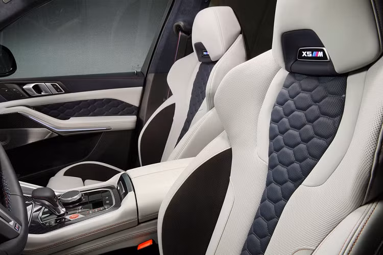 Nội thất của BMW X5 M Competition và X6 M Competition bản First Edition được hãng xe Đức thiết kế cao cấp hơn khi sử dụng chất liệu da Merino kết hợp với da Alcantara. Đồng thời, cách phối màu Silverstone và Midnight Blue chỉ xuất hiện ở khoang lái của 500 chiếc X5 và X6 cao cấp nhất.