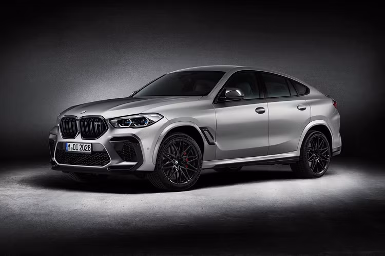 Mức giá xe BMW X5 M Competition First Edition và BMW X6 M Competition First Edition chưa được công bố. Số tiền chắc chắn sẽ đắt hơn bản X5 M Competition (từ 209.900 USD) và X6 M Competition (từ 213.900 USD). Dự kiến, các biến thể First Edition của X5 và X6 bắt đầu được bán ra từ đầu năm sau. BMW chưa xác nhận thị trường nào 2 dòng xe này sẽ được phân phối.