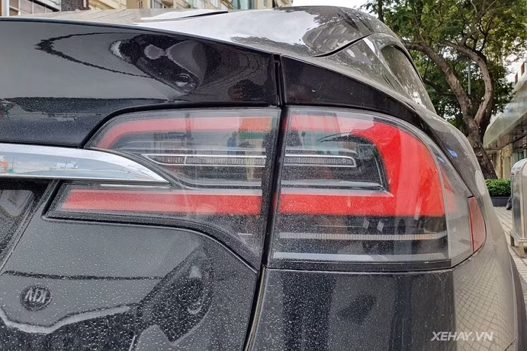 Là một chiếc xe điện hướng tới tương lai, Tesla Model X sở hữu hàng loạt công nghệ tiên tiến như hệ thống tự lái Autopilot với AEB dựa trên radar tiêu chuẩn và hệ thống tránh va chạm mặt đất bằng sóng siêu âm. Tesla sử dụng một hệ thống radar băng rộng, có thể nhìn xuyên qua kim loại để giữ cho cửa cánh chim không va vào các vật gần đó khi mở hoặc đóng.