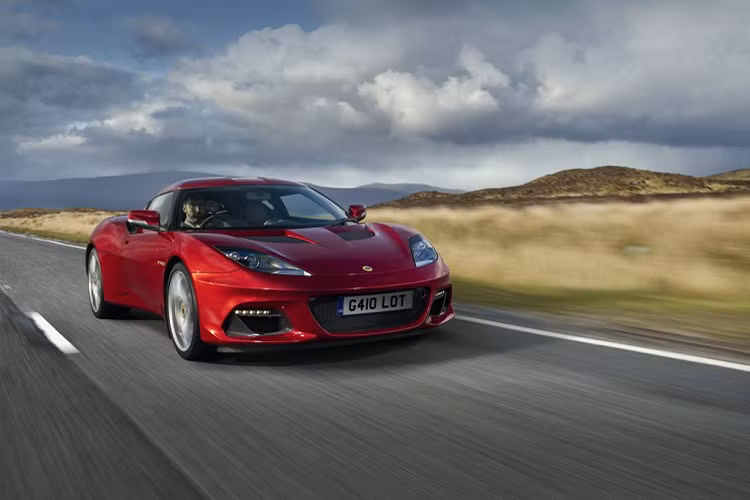 Với phiên bản này, chiếc Lotus Evora GT410 mới sẽ thiên về vận hành trên phố để sử dụng hàng ngày hơn là được trang bị những món đồ chơi đắt tiền nhằm vận hành trên đường đua. Không còn nữa bộ ghế đua với thiết kế cố định, Lotus trang bị cho Evora GT410 bộ ghế thể thao Sparco với chức năng sưởi.