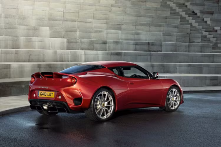Bên ngoài, ngoại thất của xe được phân biệt với bản Evora GT410 Sport bằng những chi tiết thân như nóc xe, cốp sau, ốp hông cùng đầu xe được sơn đồng màu thân xe. Lotus trang bị cho Evora GT410 bộ mâm kích thước 19 inch ở trục trước và 20 inch ở trục sau, đi cùng lốp Michelin Pilot Sport 4S. Hệ thống giảm chấn cũng được hiệu chỉnh lại nhằm phù hợp hơn với khả năng đi phố, tuy nhiên vẫn giữ lại những đặc trưng về tính linh hoạt của dòng xe.