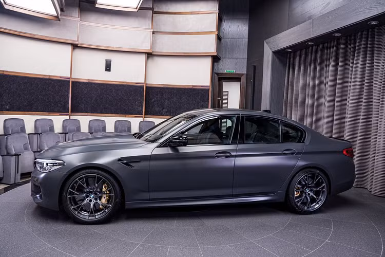 Tương tự như thiết kế ngoại thất, nội thất trên BMW M5 Edition 35 Years Jahre cũng đặc biệt không kém với chất liệu sợi carbon vàng đồng điểm khắc trên bảng taplo và khu vực điều khiển trung tâm.
