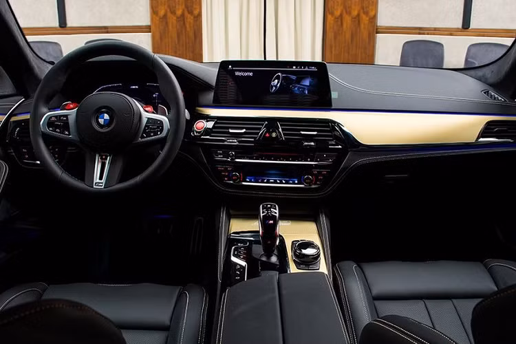 Ngoài ra, các tấm carbon vàng ốp trên cửa và tấm ngưỡng cửa khắc chữ M5 Edition 35 Years Jahre.