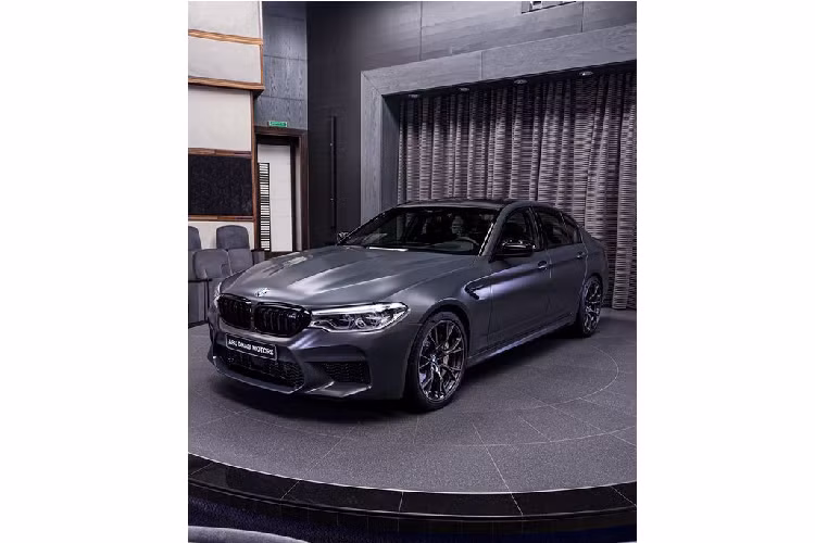 Trong số đó, chỉ 35 chiếc BMW M5 Edition mới được sản xuất cho thị trường Mỹ. Về màu sắc, tất cả các sản phẩm trong lô sản xuất này đều khoác lên mình lớp sơn mang tên gọi “BMW Individual Frozen Dark Grey II” (tạm dịch là màu Xám tối).