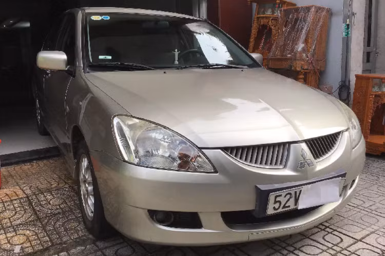 Mitsubishi Lancer Gala được nhiều người dùng đánh giá là khá bền bỉ, lành tính, vận hành êm ái và tiết kiệm. Chính vì thế, dòng xe này là một gợi ý khó bỏ qua dành cho những khách hàng đang có nhu cầu mua xe sedan hộp số tự động với số tiền khoảng 200 triệu đồng. Ngoài ra, người mua có thể chọn các phiên bản Lancer Lancer Gala máy 2.0L (đời 2005).