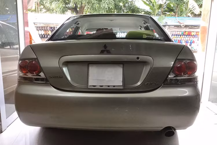 Những chiếc Mitsubishi Lancer Gala đầu tiên được phân phối tại Việt Nam sử dụng động cơ 4cyl thẳng hàng, dung tích 1.6L hút khí tự nhiên (mã 4G-18), trục cam đơn (SOHC), cho công suất tối đa 105 mã lực tại vòng tua 6.000 vòng/phút và mô-men xoắn cực đại 138Nm đạt được tại dải vòng tua 4.500 vòng/phút. Sức mạnh được truyền xuống cầu trước (FWD), thông qua hộp số tự động biến thiên liên tục CVT (hộp số INVECS-III) được tích hợp thêm tính năng chuyển số bán tự động.