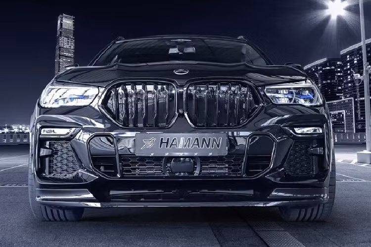 Bộ bodykit bao gồm cánh gió trước mới, bọc vòm bánh xe khỏe khoắn, bộ khuếch tán phía sau mạnh mẽ với những đường cắt xẻ táo bạo cho ống xả 101 mm cùng hai cánh gió khí động học, một trên nóc xe và một gắn trên cửa hậu.