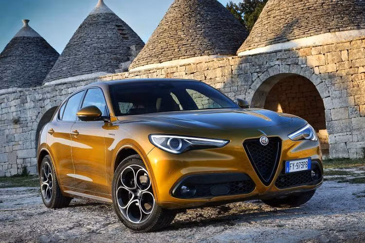 Alfa Romeo Stelvio 2020 có công suất tối đa có thể lên tới 505 mã lực là mẫu SUV mang phong cách sang trọng và quyến rũ, đi kèm nhiều chế độ chạy từng loại địa hình khác nhau và hộp số tự động 8 cấp