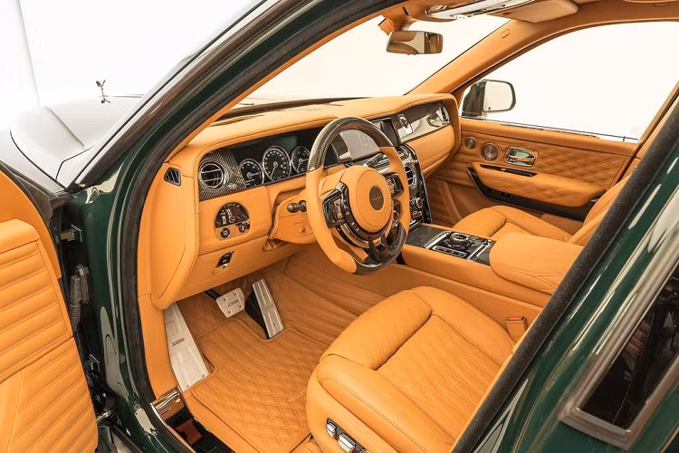 Nhìn vào mặt trước, Mansory đã đại tu khuôn mặt của Cullinan với tấm lưới tản nhiệt đen kịt, một bộ cản mới và trang bị thêm nhiều khe hút gió.