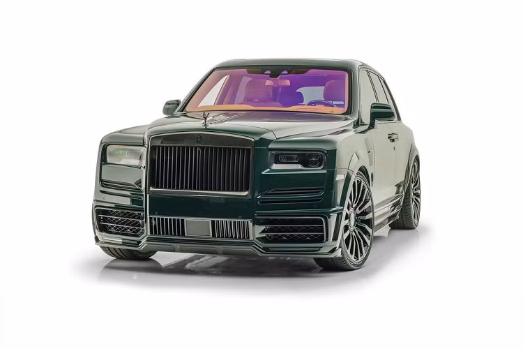 Ra mắt lần đầu tại Triễn lãm Ô tô Geneva hồi năm ngoái, gói trang bị được Mansory trang bị trên chiếc SUV siêu sang Rolls-Royce Cullinan này mang tên ‘Billionaire’ (Tỷ phú) và nó vẫn giữ nguyên vẻ đẹp hung dữ cho tới ngày nay.