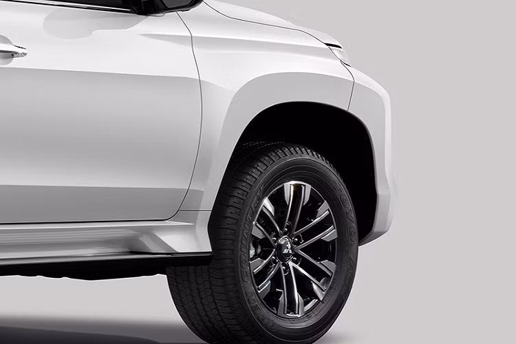 Mitsubishi Pajero Sport GT-PLUS mới được trang bị hệ thống đèn chiếu sáng bi-LED tự động cân bằng góc chiếu và toàn bộ đèn daylight, đèn báo rẽ, đèn sương mù, đèn hậu đều bằng LED. Ngoài ra, phiên bản này còn đi kèm bộ mâm hợp kim 18 inch 2 tone màu và ăng-ten dạng vây cá. 