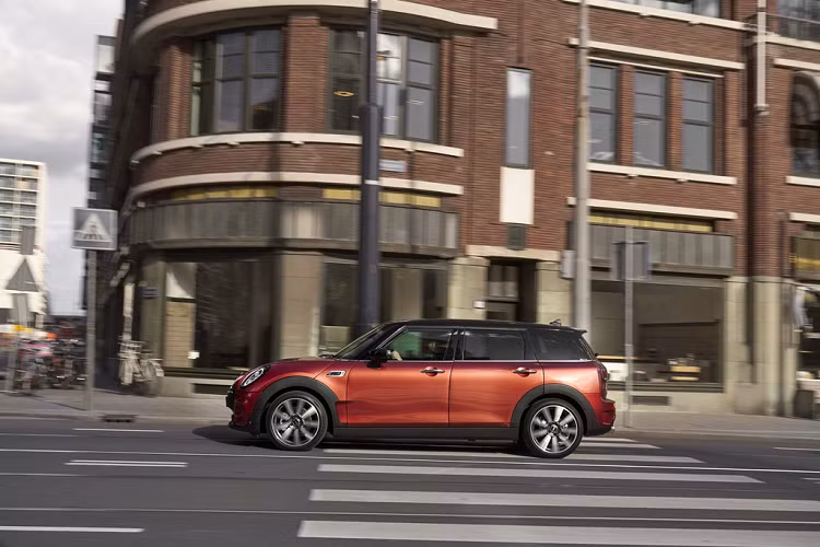 Thaco nhập khẩu xe nguyên chiếc từ châu Âu và phân phối chính hãng tại Việt Nam. Giá xe MINI Cooper S Clubman 2020 niêm yết từ 2,279 tỷ đồng dành cho phiên bản Cooper S. Với 6 cửa, 5 chỗ ngồi tiện nghi, mẫu xe mở ra cảm hứng cho hành trình thú vị.