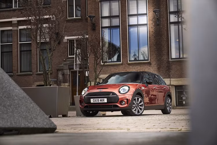 Nét đặc trưng Anh quốc thể hiện qua bộ mâm đúc kích thước 18 inch của MINI Cooper S thế hệ mới, cụm đèn hậu LED lấy cảm hứng từ quốc kỳ Union Jack. Dù ngắm xe ở góc nào, người dùng có thể cảm nhận chất Anh quốc lịch lãm, trang nhã.
