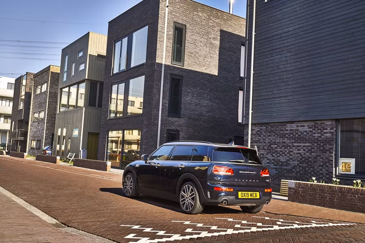 Đặc biệt, MINI Cooper S Clubman 2020 giữ thiết kế cửa sau dạng kép mở sang hai bên tiện lợi. Cửa sau tích hợp tính năng mở thông minh bằng thao tác chân, giúp chủ xe dễ dàng tiếp cận khoang hành lý rộng rãi. Mẫu xe sở hữu khoang chứa đồ thể tích 360 lít, có thể mở rộng lên 1.250 lít nhờ khả năng sắp xếp linh hoạt của hàng ghế sau.