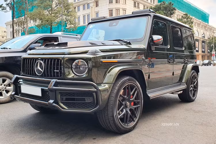Về trang bị động cơ, Mercedes-AMG G63 sử dụng động cơ V8 4.0L tăng áp kép, cho công suất 577 mã lực và mô-men xoắn 850Nm, kết hợp với hộp số tự động 9 cấp. G63 AMG có thể tăng tốc từ 0-100km/h trong 4,5 giây trước khi đạt tốc độ tối đa 220km/h.