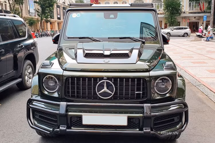 Đầu tiên là nước sơn ngoại thất màu xanh Olive Green. Đây là mãu màu thuộc danh mục G Manufaktur và được bán chính hãng với giá quy đổi lên tới 250 triệu đồng. Tiếp tới, chiếc Mercedes-AMG G63 hàng khủng này còn được trang bị gói độ carbon mang thương hiệu Brabus đình đám.