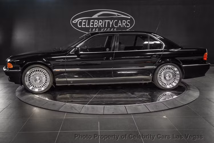 Đây chỉ là một chiếc BMW 750Li đời 1996 bình thường cùng lớp sơn màu đen bóng. Tương tự những chiếc 750Li đời 1996 khác, chiếc xe vẫn được sử dụng động cơ 5.4 lít 12 xy-lanh cùng hộp số tự động 5 cấp. Chiếc xe đã vận hành được 121,043 dặm.