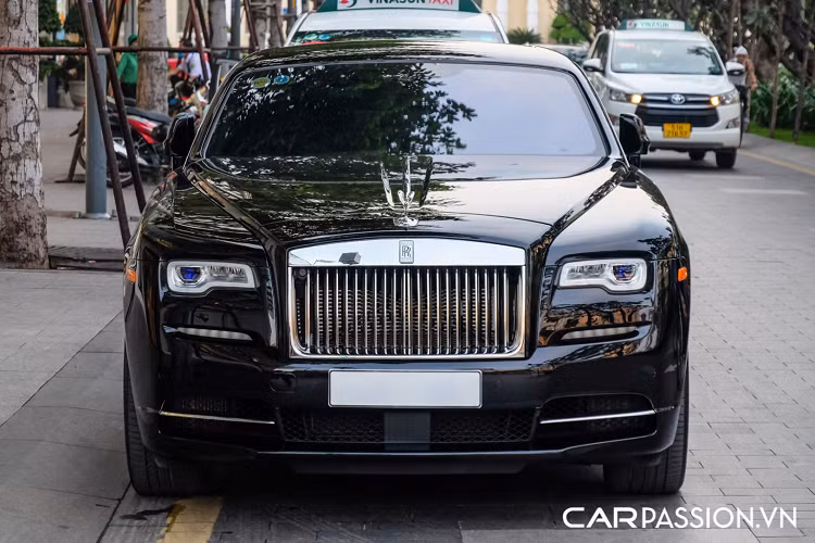 Về ngoại thất, cản trước của xe có một số điểm khác biệt so với thế hệ Wraith đầu tiên như : hệ thống đèn chiếu sáng, đèn định vị và cản dưới phía trước được thiết kế lại theo hướng cứng cáp hơn. Lưới tản nhiệt của Wraith nhỏ hơn so với Phantom Coupe và được mạ chrome sáng bóng, khe gió phía dưới có thiết kế liền mạch cùng hai nan kim loại cắt ngang.