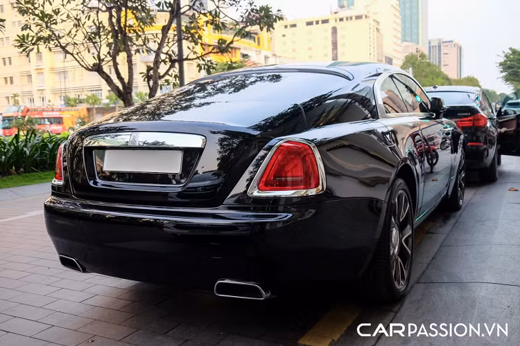 Ghế ngồi trên chiếc Wraith Series II này được bọc da tối màu với chỉ khâu màu trắng tương phản, tựa đầu ghế thêu tay logo Rolls-Royce, cabin xe được phối theo tông màu đen chủ đạo. Điểm nhấn trong khoang lái đến từ phần trần xe với tạo hình “bầu trời sao” đẹp mắt, đây là tùy chọn đắt giá mang đến trải nghiệm thượng hạng bậc nhất cho khách hàng mua xe Rolls-Royce khi sử dụng 1.340 bóng đèn LED cỡ nhỏ cùng nhau kết hợp để tạo nên “bầu trời ngàn sao” trứ danh của hãng xe Anh Quốc.