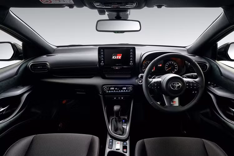 Hai phiên bản GR Yaris còn lại tại thị trường Nhật Bản là RZ và RC. Trong đó phiên bản RZ về cơ bản giống hệt với những dòng xe được bán tại nước ngoài và RC cũng là một phiên bản được phân phối độc quyền tại Nhật Bản - tương tự như RS.