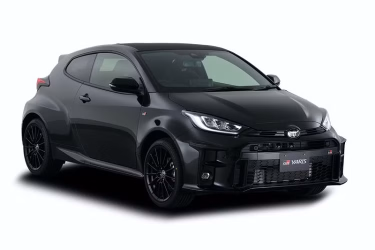 Không giống với RZ và RC, phiên bản Toyota Yaris GR mới sở hữu một khối động cơ hoàn toàn khác. Thay thế cho khối động cơ xăng tăng áp 1.6L 3 xi-lanh (268 mã lực) là động cơ hút khí tự nhiên 1.5L Dynamic Force thường thấy trên dòng xe Yaris thông thường, sản sinh công suất tối đa 118 mã lực và momen xoắn cực đại 148 Nm.