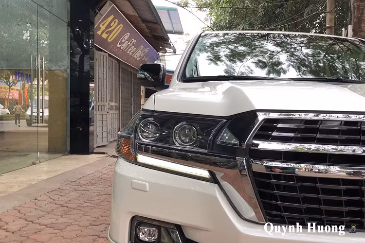 Toyota Land Cruiser VXS Executive Lounge 2021 nhập Nga mới được đại lý tư nhân nhập về nước sở hữu ngoại hình tân tiến. Đáng chú ý phải kể đến lưới tản nhiệt 2 ngăn dạng vân 3D bắt mắt hơn những thanh crom vắt ngang của phiên bản cũ. Trung tâm là hệ logo 3D chưa radar trong gói an toàn cao cấp của thương hiệu Toyota kèm camera trước mang đến sự an toàn cho người dùng.