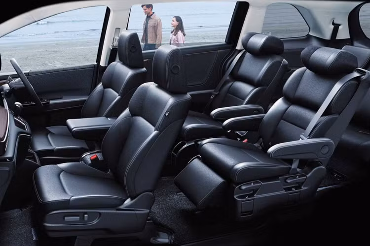 Ngoài ra, Honda Odyssey 2021 còn có thêm tính năng bấm nút hạ thấp ghế, thậm chí di chuyển cả ghế ra ngoài xe, rất tiện lợi khi đi dã ngoại.