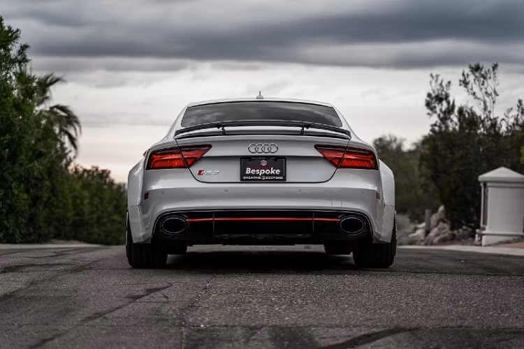 Nhìn từ bên ngoài, chiếc xe Audi RS7 độ nổi bật với bộ kit thân rộng của Prior Design. Các món đồ độ của bộ kit này bao gồm ốp vòm bánh xe và cánh gió hông. Mâm xe nguyên bản được thay thế bằng bộ mâm Rennen 21 inch màu crôm sáng bóng.
