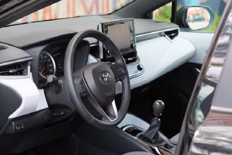 Không giống như những chiếc Corolla tiêu chuẩn, Apex trở nên thật nổi bật mỗi khi xuất hiện trên đường phố. Chiếc xe được bổ sung bộ bodykit màu đen hầm hố kết hợp với các chi tiết trang trí màu đồng trên chụp đèn sương mù, ốp viền gầm thân xe và bộ khuếch tán phía sau.