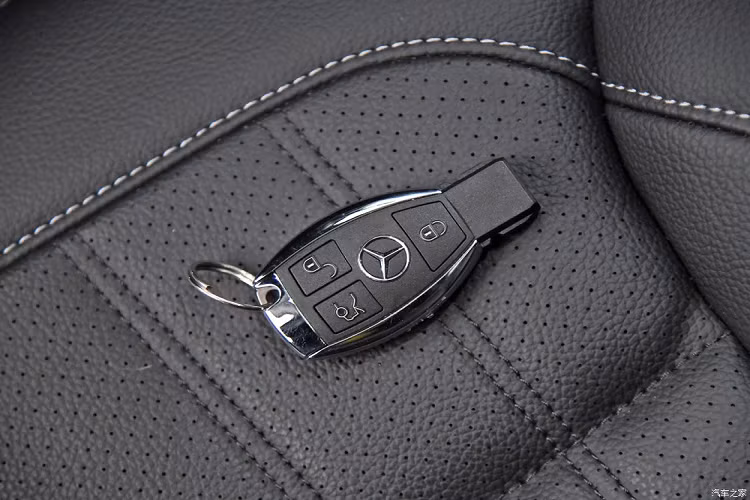 Bước vào bên trong Beijing Auto BJ90, người lái được chào đón bằng không gian nội thất với nhiều chi tiết giống Mercedes-Benz GL đời cũ như cụm điều khiển trung tâm và các nút điều khiển. Ngoài ra, mẫu ôtô Trung Quốc này còn có cửa gió điều hòa nằm hai bên đồng hồ cơ báo giờ, tạo cảm giác sang trọng cho nội thất.