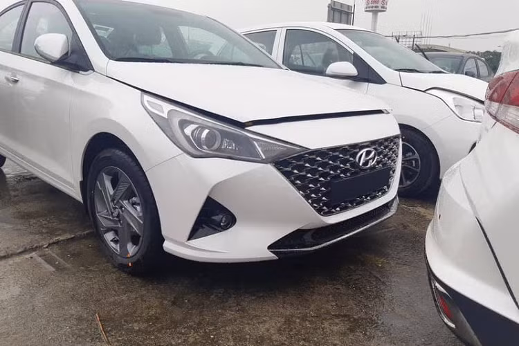 Mặt khác, Accent 2021 vẫn tiếp tục được trang bị nhiều tính năng như đời cũ, bao gồm đề nổ bằng nút bấm, điều hoà tự động và cửa sổ trời...Trang bị an toàn của xe có lẽ sẽ giữ nguyên.