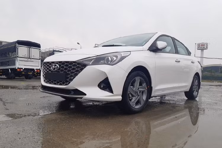 Về giá xe Hyundai Accent 2021 sẽ có giá bán đắt hơn bản cũ khoảng 20 triệu đồng, hiện Accent bản cũ đang được phân phối trên thị trường Việt với giá từ 425 - 540 triệu đồng.