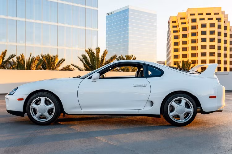 Tuy vậy, lai lịch của mẫu Toyota Supra 1994 này khá hạn chế. Chẳng hạn, người bán chỉ cho biết xe đã di chuyển được khoảng 10.400 dặm, tương đương 16.737 km. Còn lại, thông tin về xuất xứ hay các đời chủ không được nhắc đến. Điểm cộng là chiếc xe có sổ ghi nhận đầy đủ lịch sử bảo dưỡng, chăm sóc kể từ khi lăn bánh.
