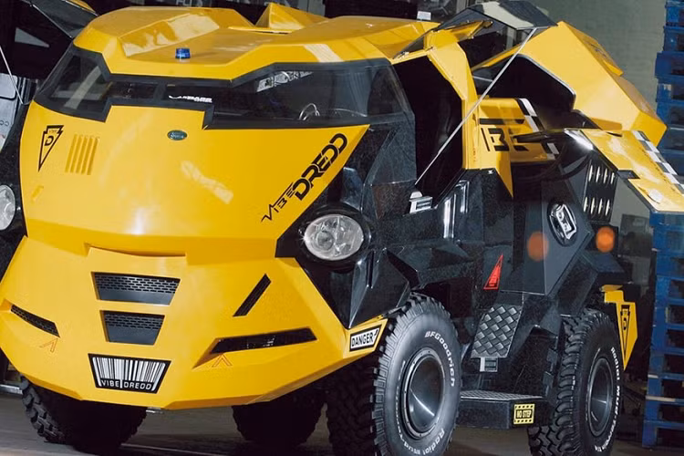 Có thể nói rằng dường như nhà sản xuất xe nào cũng sẽ thi thoảng cho ra đời một mẫu xe concept lạ lùng. Đối với Land Rover, đó chính là chiếc City Cab ra đời năm 1995 nhưng mang hình dạng như đến từ thế giới viễn tưởng thế kỷ 22. Chính xác là năm 2139 khi Land Rover City Cab mới được sử dụng trong bộ phim hành động viễn tưởng “Judge Dredd” của ngôi sao Sylvester Stallone.